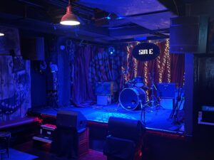 The stage at Sin É